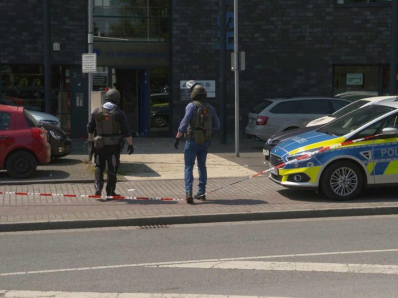 SEK-Polizisten, Polizeiautos vor Fitnessstudio in Dortmund