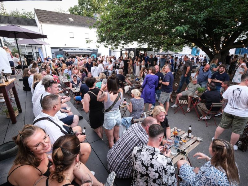 MSV-Duisburg Fans feiern im Kaltweißtrocken