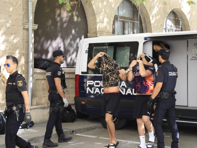Polizei führt Verdächtige auf Mallorca ab