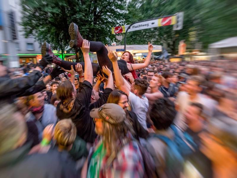 Bochum Total 2023: Veranstalter verteilen Drinkcheck-Armbänder um gegen Missbrauch durch K.O.-Tropfen vorzugehen.