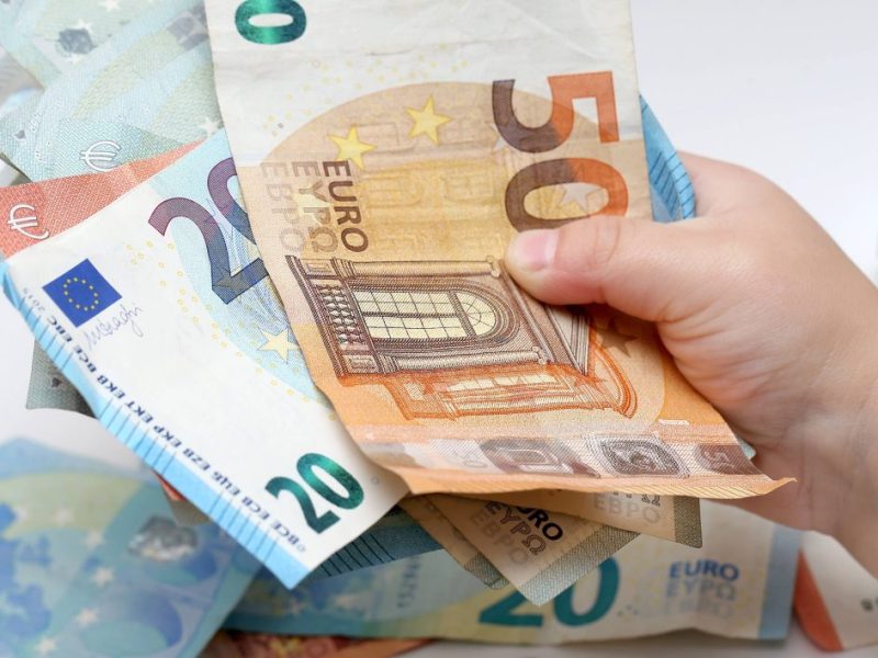 Das Kindergeld soll Eltern finanziell unterstützen und Familien unter die Arme greifen. Beamte allerdings bekommen weitaus mehr.