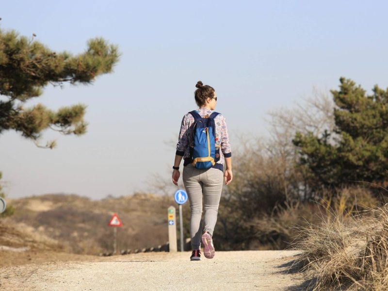 Frau spaziert in den Dünen von Holland
