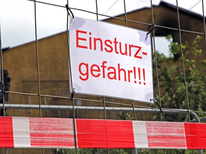 Die Stadt Essen sperrt ein Gebäude, weil es Pfusch beim Bau einer neuen Dachterrasse gab. Schuld ist wohl einer Shisha-Bar-Besitzer. Ein Zoo-Geschäft ist der Leidtragende.
