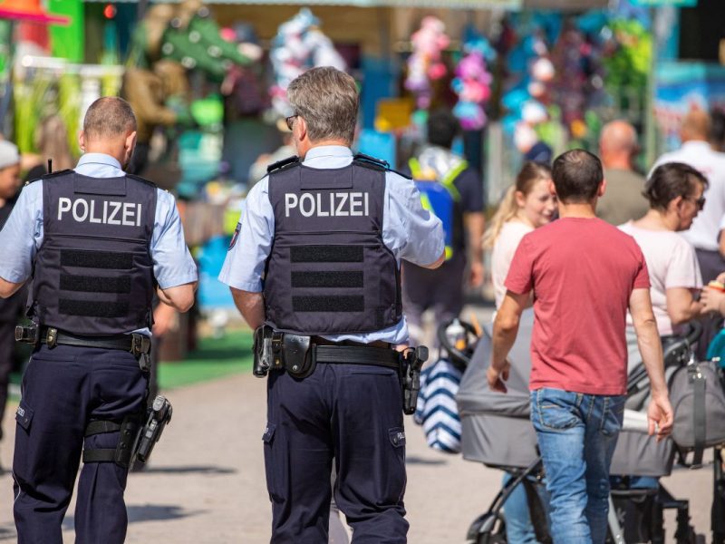 Beecker Kirmes in Duisburg: Jugendliche wird aus Fahrgeschäft geschleudert und kommt ins Krankenhaus.
