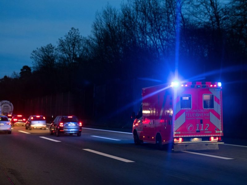 A3 bei Mülheim: Vater kommt mit seinem Auto nachts von der Fahrbahn ab. Seine Tochter verletzt sich dabei lebensgefährlich.