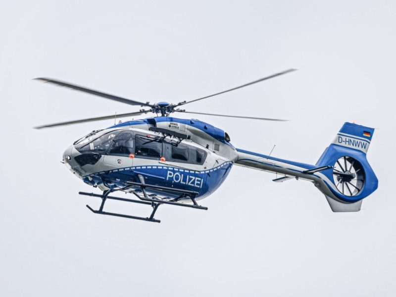 NRW-Polizei: Jugendliche stören massiv eine Hubschrauber Landung in Köln Chorweiler.