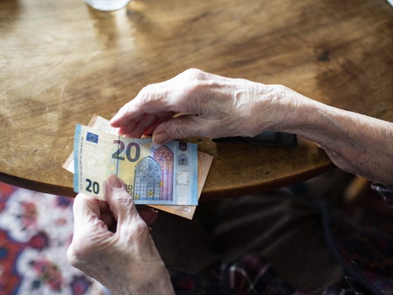 Frauen droht auch trotz Vollzeitbeschäftigung Altersarmut. Ein Beispiel zeigt, worauf wohl viele Rentnerinnen zurückgreifen müssen – und das unfreiwillig.