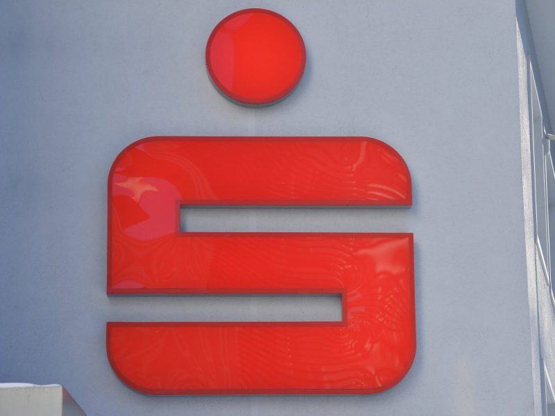 Sparkasse München macht Teil-Rückzieher bei Kontomodellgebühren nach heftigen Protesten.