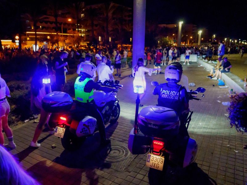 Polizei an der Playa de Palma auf Mallorca mit mehreren Urlaubern