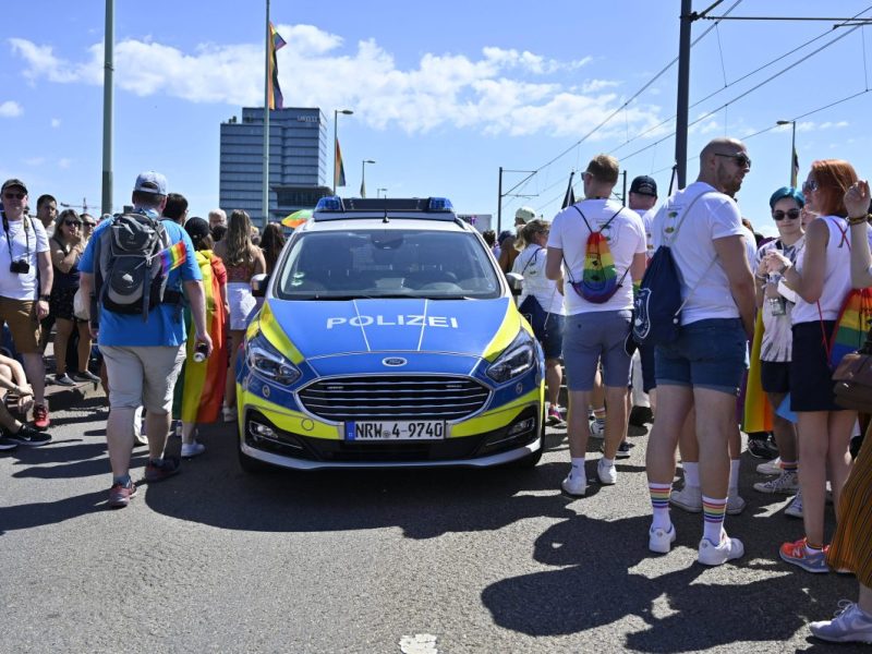 Polizei NRW: Polizei-Anwärter outet sich vor der Polizeischule als Transgender und erfährt eine sehr liebe Reaktion.