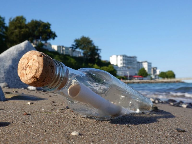 Flaschenpost am Strand