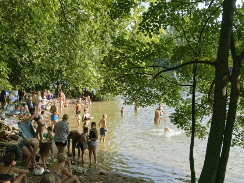 Viele Menschen an einem Badesee