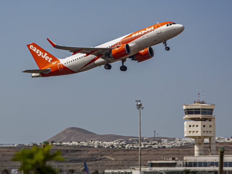 Lanzarote Flughafen, Easyjet-Flugzeug hebt ab