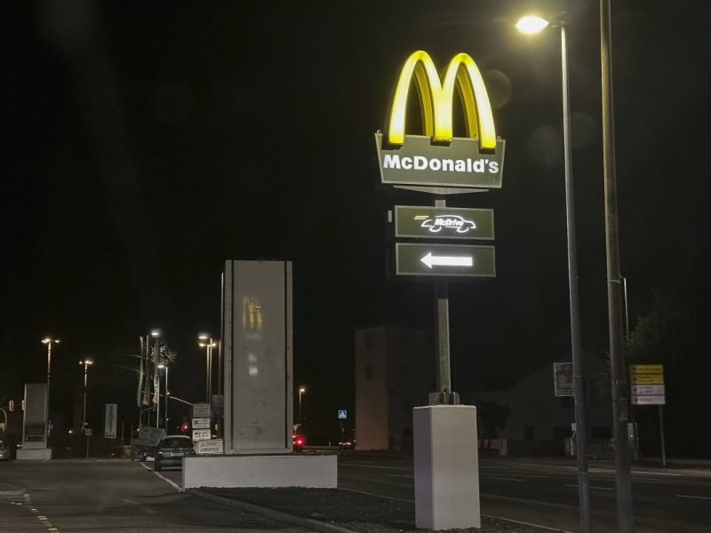 McDonald's-Leuchtschild an dunkler Straße