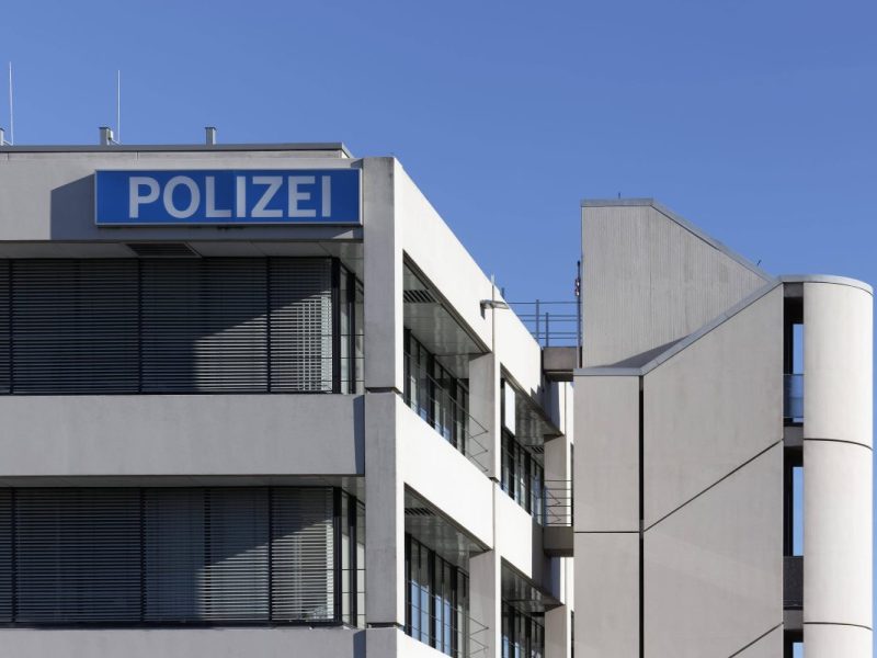 In der Polizeiwache in Essen hat überraschend ein Mörder gestanden. Daraufhin fand die Polizei eine 52-Jährige Leiche.