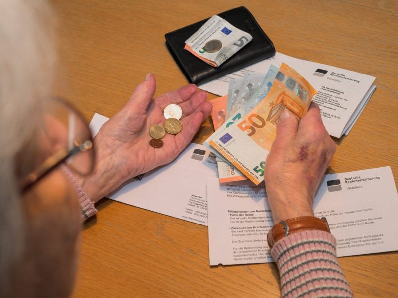 Die Rente reicht bei vielen vorne und hinten nicht aus! Das belegen aktuelle Zahlen des Statistischen Bundesamtes.