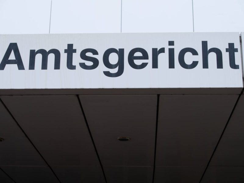 NRW: Angeklagter rastet vor Amtsgericht Lüdenscheid komplett aus und attackiert den Richter und zwei Polizisten.