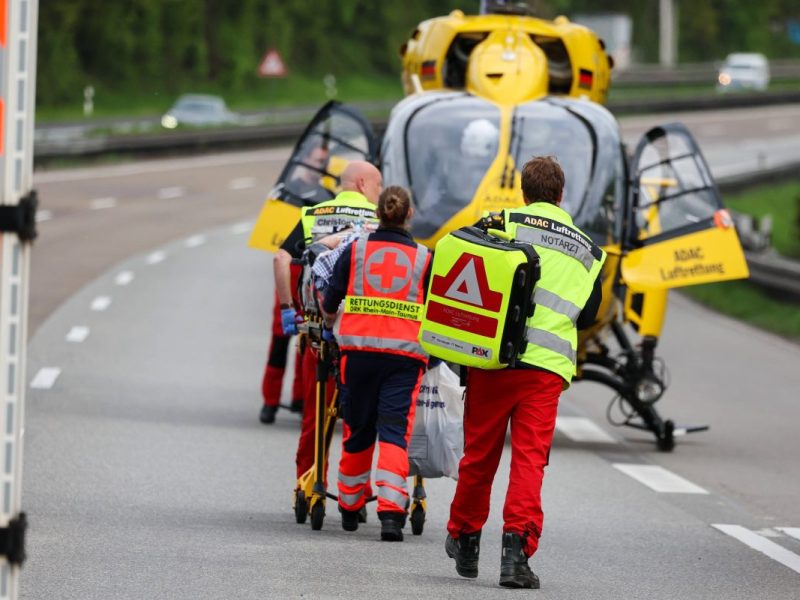 Auf der A2 in NRW kam es am Mittwochnachmittag (19. Juli) zu einem schlimmen Verkehrsunfall. Ein Sprinter fuhr in einen LKW und dabei klemmte sich der Fahrer in seinem Führerhaus ein.