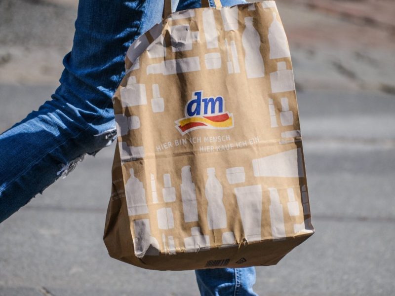 Kunde mit dm-Papiertüte