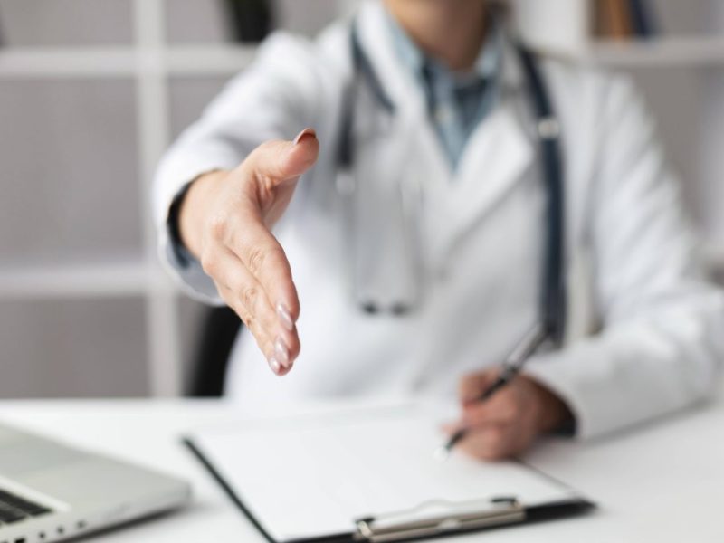 Krankenkassen wie AOK oder Barmer droht ein Defizit in Milliardenhöhe. Die Kosten für Pflege steigen immer weiter. Doch was bedeutet das für Versicherte?