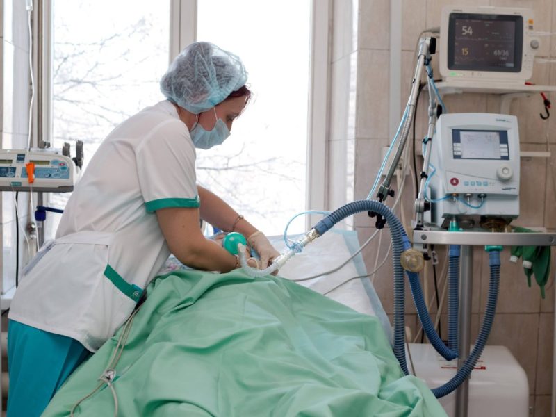 Ein Schüler aus NRW kommt mit einer gewöhnlichen Erkältung nach Hause. Kurze Zeit später muss er ins künstliche Koma und die Ärzte kämpfen um sein Leben. Ihm müssen Arme und Beine amputiert werden.