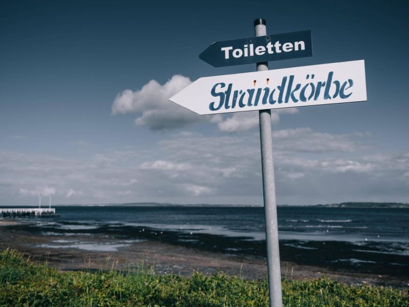 Toiletten-Wegweiser am Ostsee-Strand