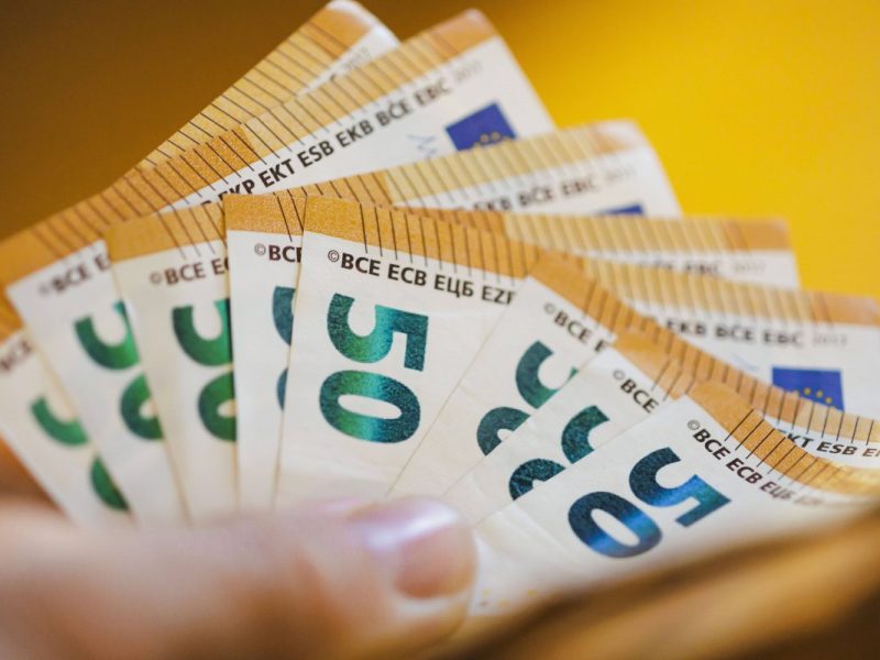 Ein Teil kann sich über eine steuerfrei Inflationsprämie in Höhe von bis zu 3.000 Euro freuen. Doch das betrifft nicht alle Rentner – zum Unmut vieler.