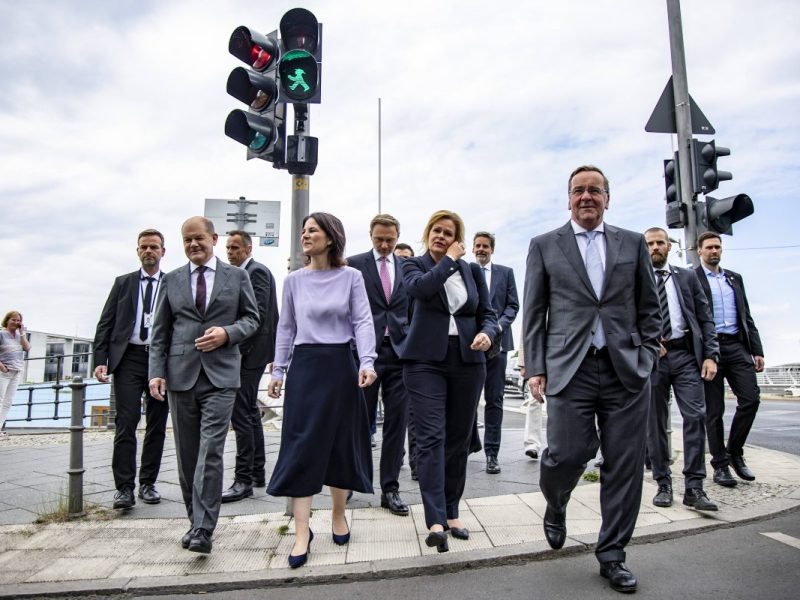 Anzug und Krawatte, Rock und Bluse – die Ampel-Minister müssen öffentlich gut gekleidet auftreten. Gelingt ihnen das auch? Ein Modeberater fällt Urteile.