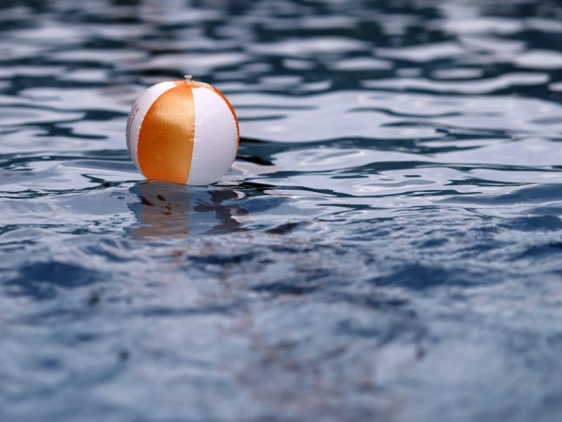 Wasserball auf Schwimmbadbecken-Wasser