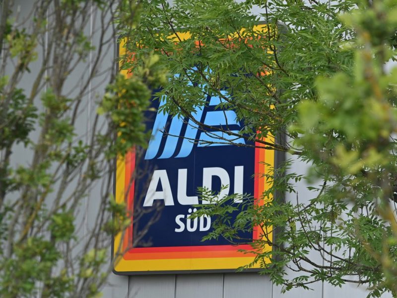 Aldi-Kunde kauft Broccoli in Gemüseabteilung. Als er ihn zu Hause öffnet , entdeckt er eine Schlange.