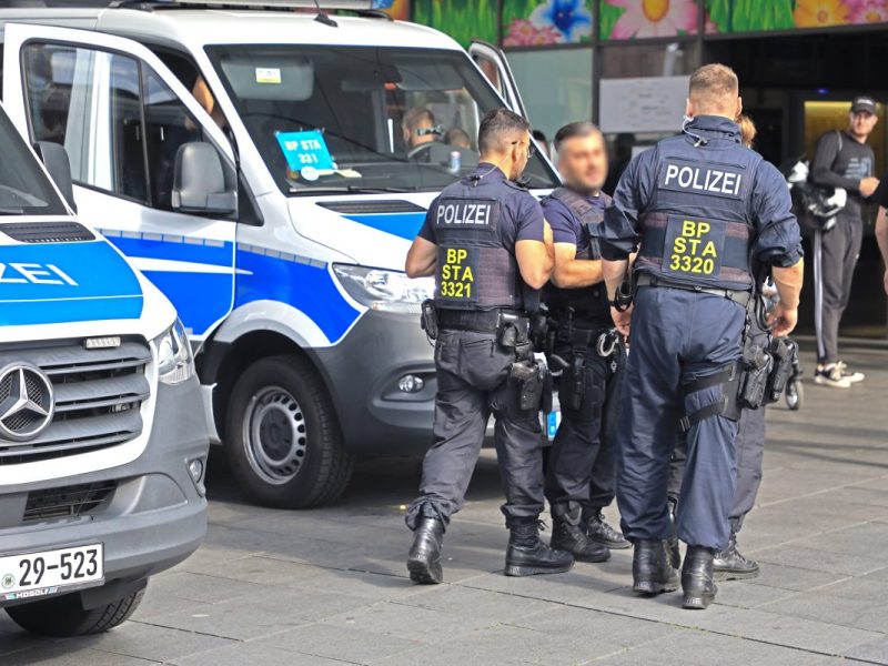 Essen HBF: Bundespolizei findet bei Kontrolle im Rahmen der Waffenverbotszone über 200 Waffen bei jungen Männern zwischen 15 und 30 Jahren.