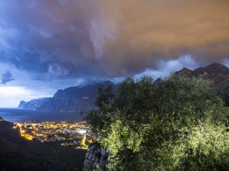 Gewitterwolke über dem Gardasee in Italien