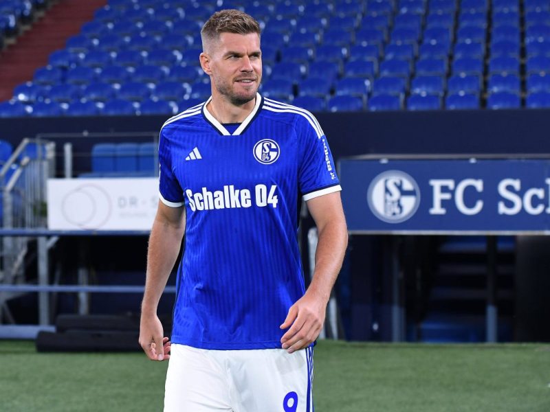 Simon Terodde führt den FC Schalke 04 als Kapitän aufs Feld.