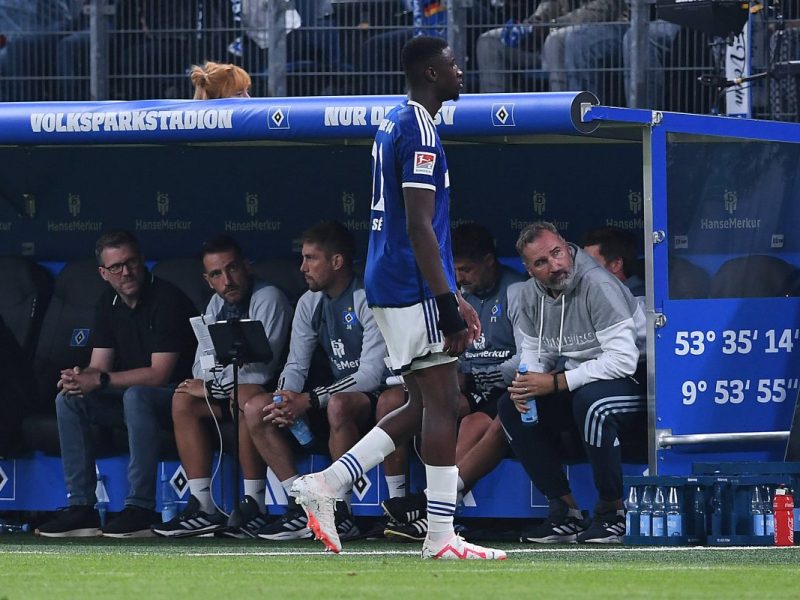 FC Schalke 04: Ibrahima Cisse schleicht vom Feld.