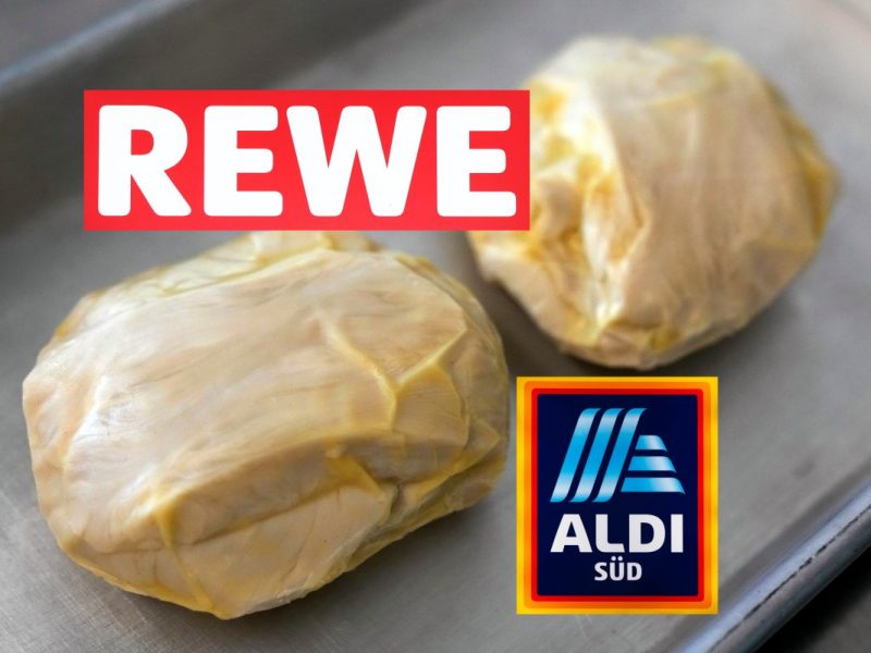 Rewe und Aldi-Logo, im Hintergrund Laborfleisch