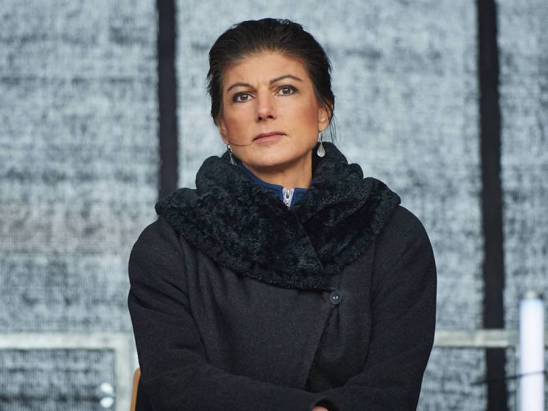 Die Politikerin Sahra Wagenknecht in einem Wintermantel.