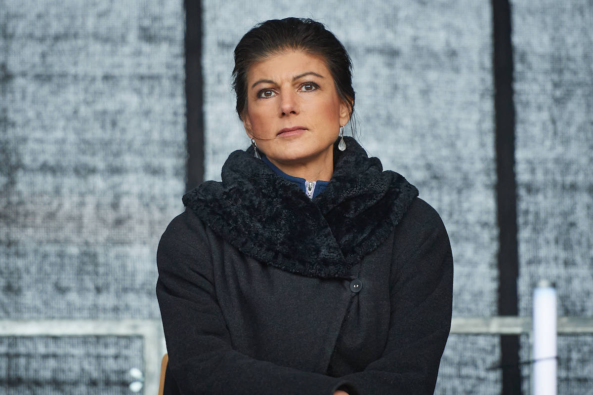 Die Politikerin Sahra Wagenknecht in einem Wintermantel.