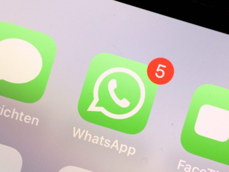 Das Whatsapp-Icon wird auf einem Smartphone angezeigt.
