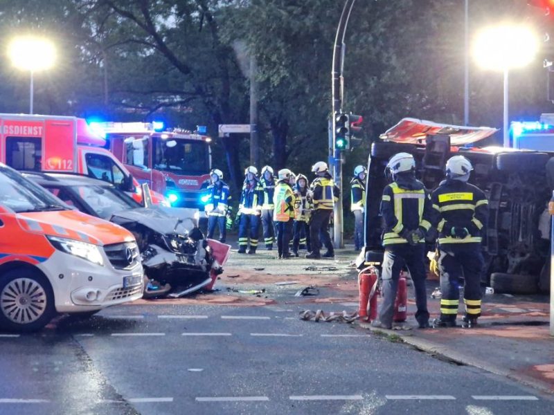Unfall in NRW: In Witten kam es am Donnerstagabend zu einem schweren Verkehrsunfall mit Beteiligung von einem Rettungsfahrzeug.