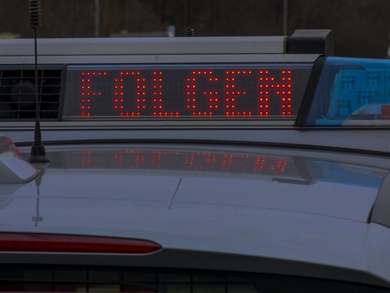 Polizeiwagen mit Folgenschild