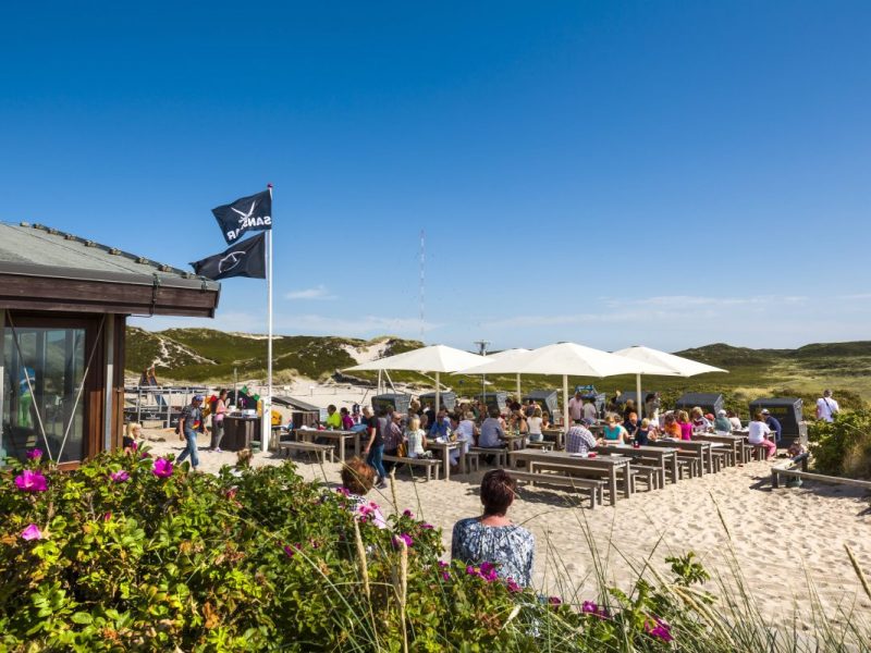 Ein Luxus-Paar sorgt in Sylt für mächtig Ärger. Das Verhalten stößt vielen Urlaubern an der Nordsee bitter auf.