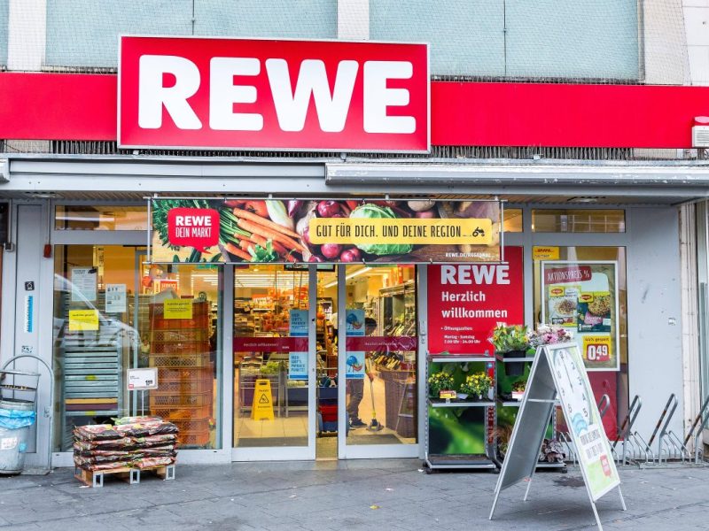 Rewe in Bochum: Kunden stehen vor leeren regal. Zu tun hat das mit einem großes Streik im Handel in NRW.