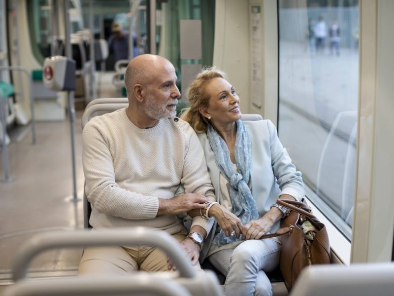 Senioren können sich in einem Bundesland als erstes ein günstigeres Deutschlandticket holen. Rentner können sich hier drüber freuen.