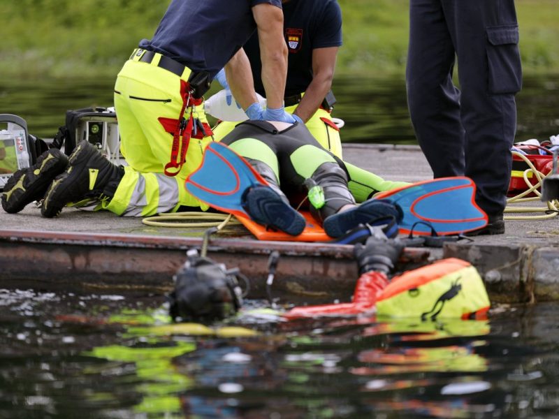 Sanitäter retten einen Mann bei einem Badeunfall