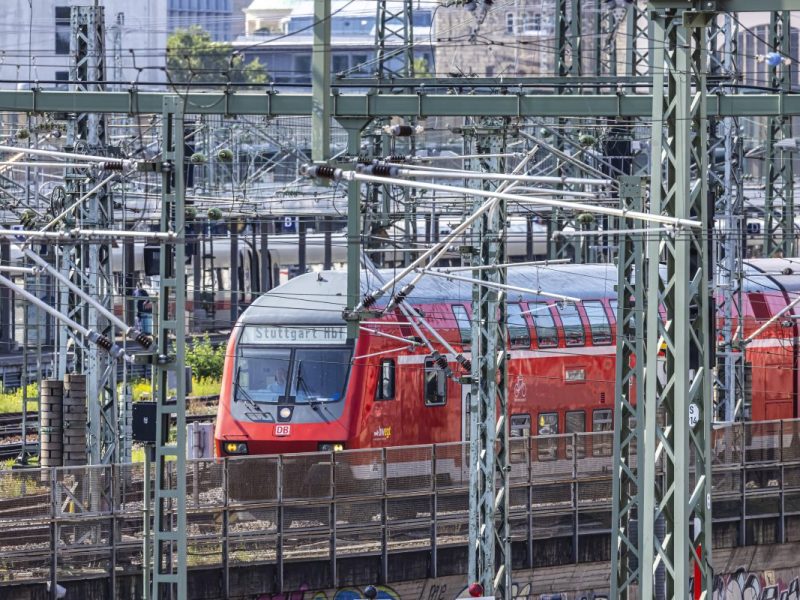 Eine schockierende Vorfall in einem Regionalzug führt zu einer gefährlichen Situation. Die Ermittlungen sind im Gange.