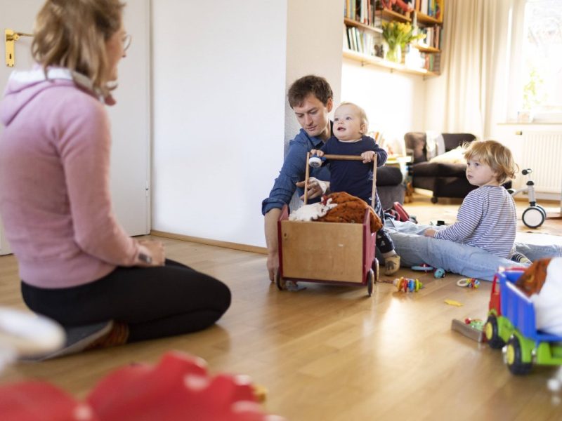 Das Elterngeld soll Familien in der ersten Zeit unterstützen. Der staatliche Zuschuss muss beantragt werden und landet dann auf dem Konto. Aber wann?
