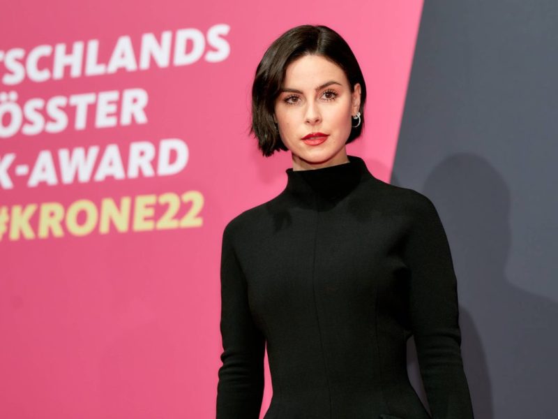 Lena-Meyer-Landrut meldet sich nach ihrem Unfall.