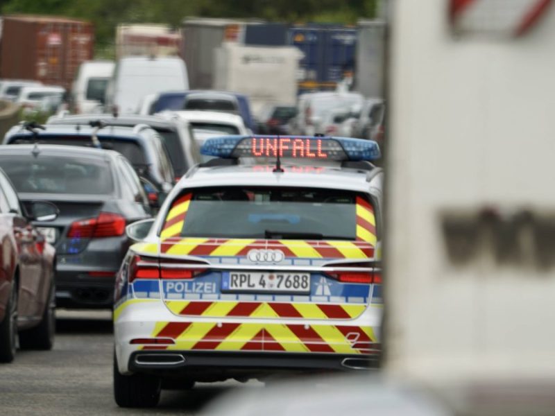 Unfall auf der Autobahn, Stau, Polizeiwagen
