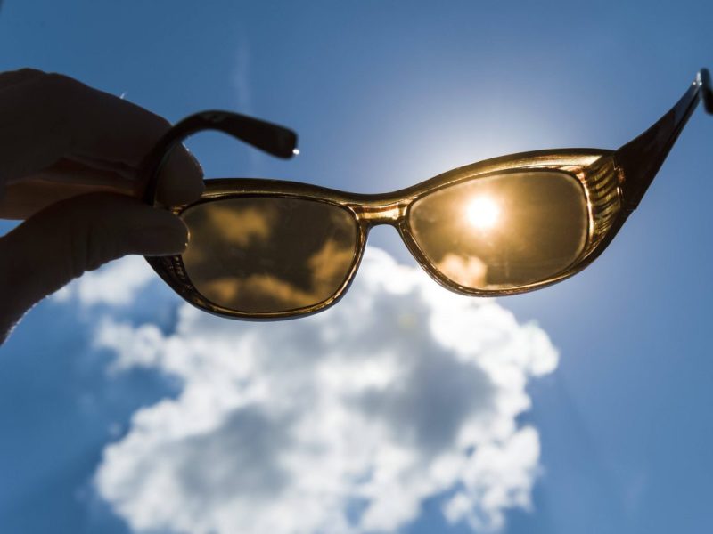 Sonnenbrille gen Himmel