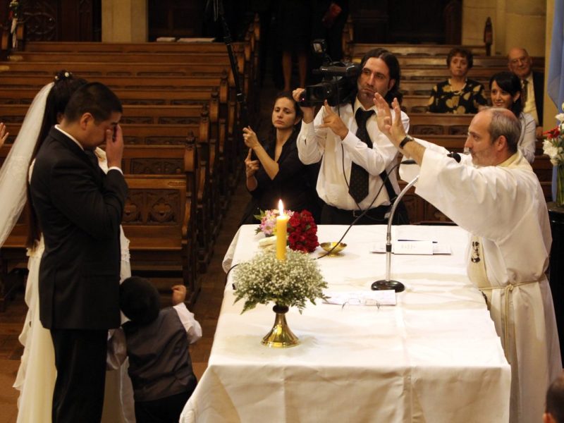 Hochzeit in NRW: Bei einer Trauung mit kölscher Prominenz macht der Pfarrer kurz vor dem Ja-Wort einen Witz.